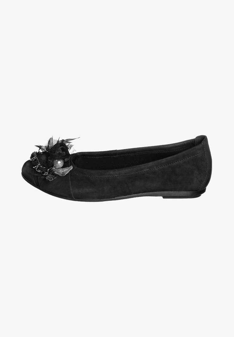 Chaussure plate en suède noir avec un bout ouvert, ornée d'une décoration en plumes noires et perles sur le devant. Semelle fine et flexible.
