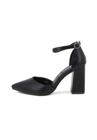 Scarpa nera con tacco alto e punta affusolata, realizzata in pelle liscia, con un robusto tacco a blocco e una sottile cinghia alla caviglia con una fibbia metallica.