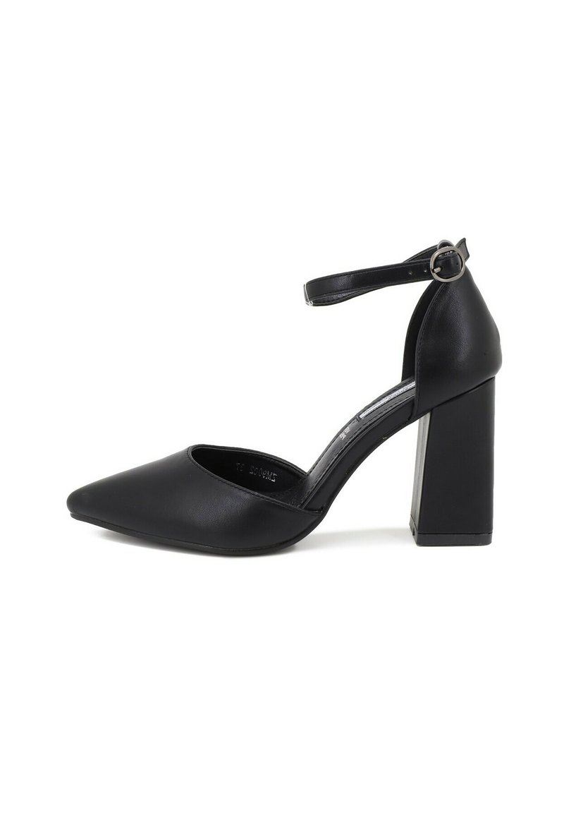 Scarpa nera con tacco alto e punta affusolata, realizzata in pelle liscia, con un robusto tacco a blocco e una sottile cinghia alla caviglia con una fibbia metallica.