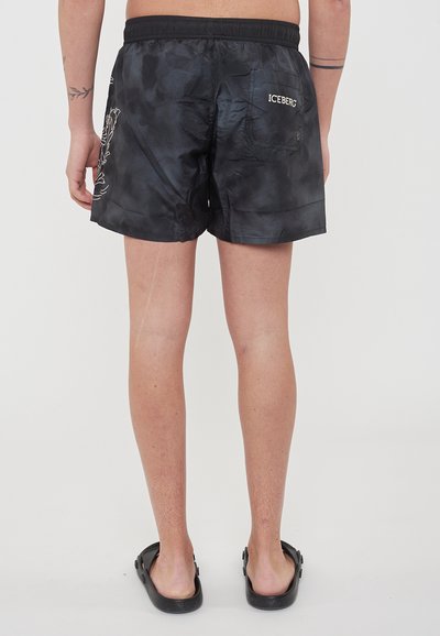 Pantaloni da nuoto neri con un sottile motivo tie-dye, fascia elastica in vita, tasca posteriore e logo ricamato "ICEBERG". Tessuto liscio.