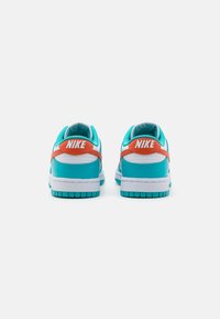 Nike Sportswear DUNK LOW RETRO - Sportbačiai - white/cosmic clay/dusty cactus