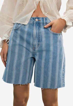 Shorts en denim, bleu clair avec des rayures blanches verticales, avec un ourlet effiloché, une fermeture à bouton et des poches avant.