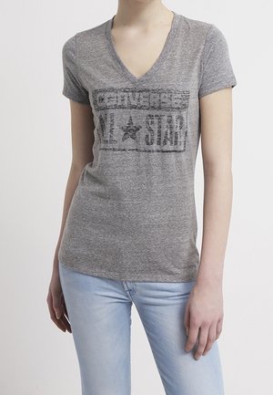 Graues V-Ausschnitt-T-Shirt aus weichem Stoff mit einem schwarzen, rechteckigen "Converse All Star"-Logodruck. Kurze Ärmel.
