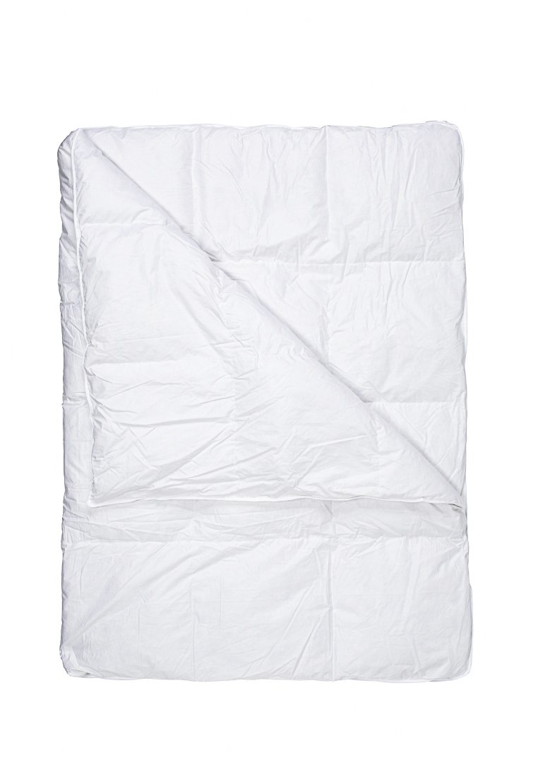 Vit täcke med en krinklad yta, rektangulär form och sydda sektioner. Materialet verkar lätt och fluffigt, lämpligt för sängkläder.