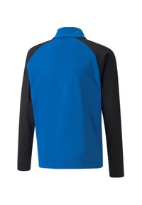 Polo a maniche lunghe con un corpo blu e maniche nere, realizzato in tessuto morbido con colletto e design posteriore senza cuciture.