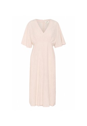 Vaaleanpunainen mekko, joka on valmistettu teksturoidusta kankaasta, lyhyillä liehuvilla hihoilla, V-mallisella kaula-aukolla ja monimutkaisella silmusteknologialla.