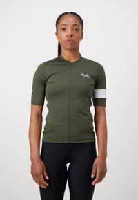 Olivgrünes Fahrradjacket mit kurzen Ärmeln, vollem Reißverschluss an der Vorderseite, weißen Akzentstreifen an den Ärmeln und durchgehend elastischem, weichem Material.