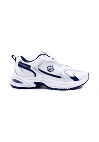 Baskets de sport blanches avec accents navy, tissu en maille, semelle rembourrée et bout arrondi. Présente des lacets et une lanière au talon.
