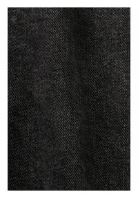 Czarna tkanina dżinsowa w wzór jodełki, charakteryzująca się gładką fakturą i subtelnym połyskiem, przedstawiona w zbliżeniu.