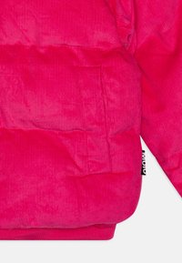 Fuksija pufasta jakna od kordura s dizajnom od šivanja, s bočnom džepom i oznakom na rubu, teksturirana površina.