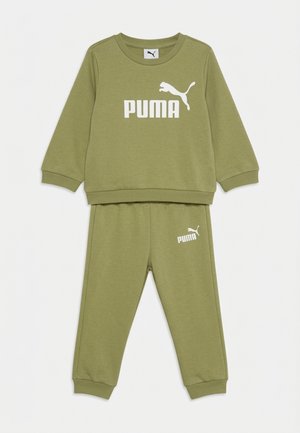 Conjunto de sudadera y pantalones deportivos para niños de Puma en verde oliva con el logo blanco de Puma en el pecho y la parte superior del muslo izquierdo.