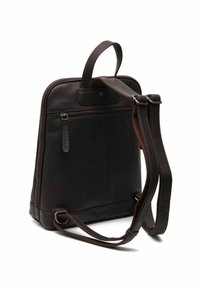 Sac à dos en cuir marron foncé avec des bretelles réglables, une poignée supérieure et une poche zippée à l'arrière sur fond blanc.