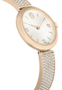 Złoty różowy zegarek z okrągłą, teksturowaną srebrną tarczą, akcentowaną czterema kwadratowymi cyrkoniami, oraz bransoletą z diamentowym wzorem z pave.