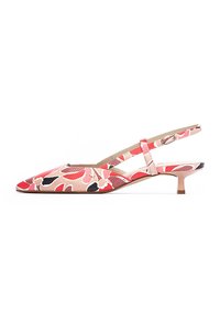 Zapato de tacón slingback con punta afilada, presenta un patrón floral en rosa, rojo y negro. Está hecho de tela texturizada con un tacón bajo y correa ajustable.