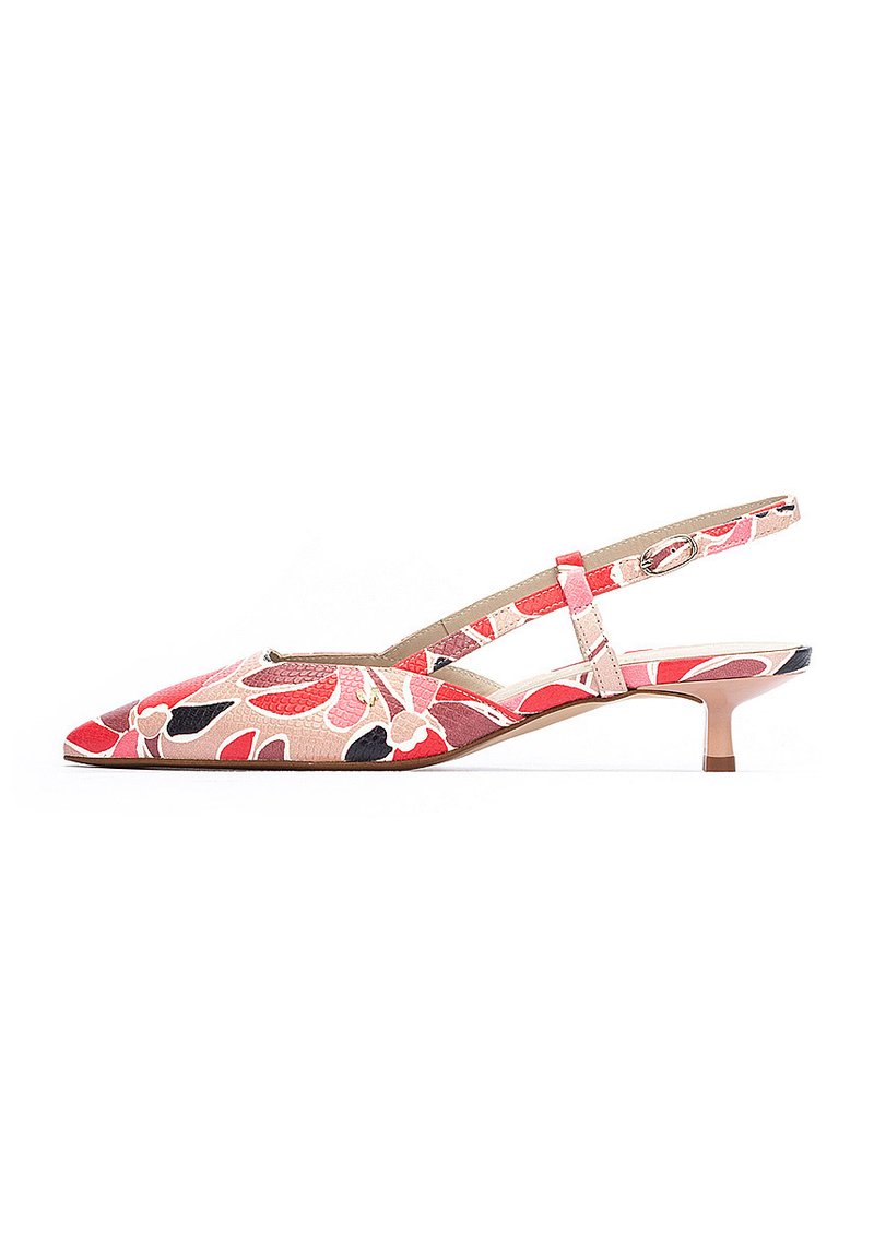 Zapato de tacón slingback con punta afilada, presenta un patrón floral en rosa, rojo y negro. Está hecho de tela texturizada con un tacón bajo y correa ajustable.