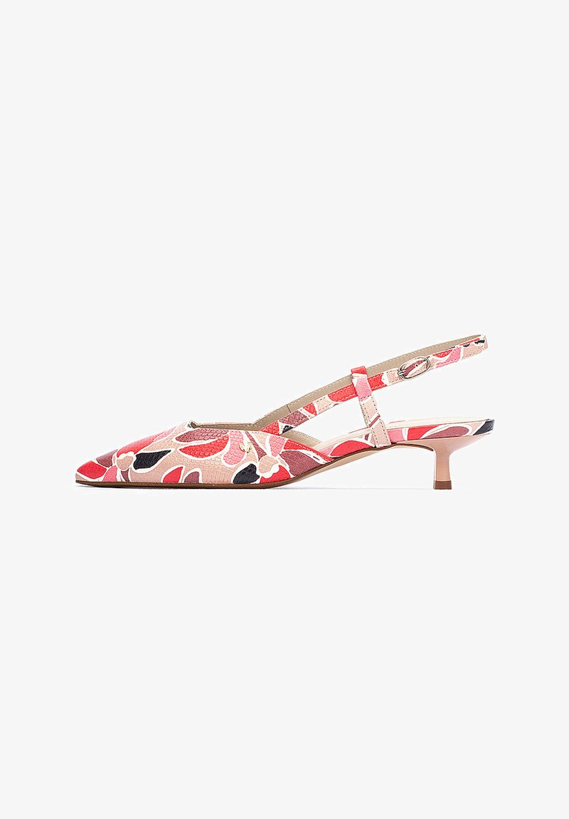Talons slingback à bout pointu, présentant un motif floral en rose, rouge et noir. Fabriqués en tissu texturé avec un petit talon et une bride ajustable.