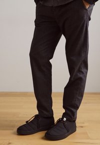 Clarks Originals TREK CUP - Stringate sportive - black