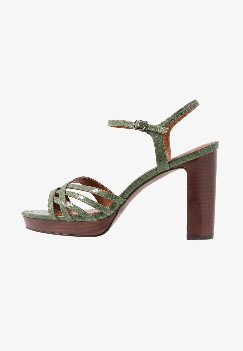 Sandale à talons hauts en cuir vert texturé avec bride à la cheville, bout ouvert, plateforme en bois et talon bloc.
