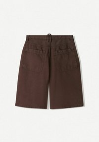 Shorts en coton marron avec une taille élastique, deux poches arrière et une coupe droite ; texture lisse avec des détails de couture soignés.