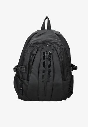 Sac à dos en nylon noir avec plusieurs compartiments zippés, bretelles rembourrées et une poignée de transport en haut. Présente un détail de logo brillant.