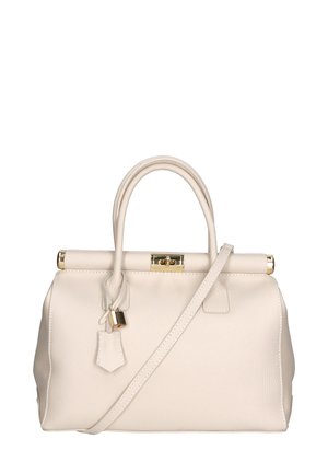 Borsa a mano in pelle crema con un design strutturato, doppio manico superiore, tracolla removibile, hardware dorato e dettaglio con lucchetto.