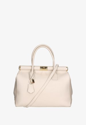 Sac à main en cuir crème avec un design structuré, des poignées supérieures doubles, une bandoulière amovible, des accessoires en or et un détail de cadenas.