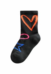 Svart bomullsstrumpa med färgglada mönster: ett orange hjärta, en rosa cirkel och en blå stjärna. Ribbad textur och medelhög längd.