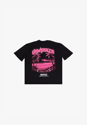 T-shirt noir à manches courtes avec un grand graphique rose représentant des palmiers et des montagnes, accompagné du texte "DROPSIZE" et des accents décoratifs.