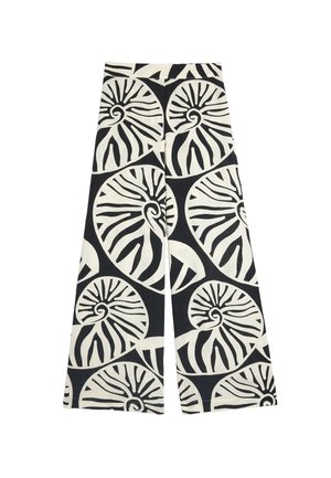 Czarno-białe spodnie z szerokimi nogawkami z wzorem spiralnej muszli, wykonane z lekkiego materiału o gładkiej teksturze.