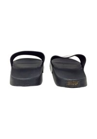 Infradito in gomma nera con una soletta texturizzata, una fascia curva e una suola piatta. Nessun motivo visibile o accenti aggiuntivi.