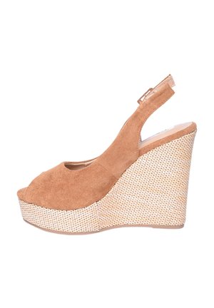 Sandalo wedge in suede marrone con design peep-toe e cinturino regolabile. Piattaforma intrecciata testurizzata, che offre un aspetto naturale e maggior altezza.