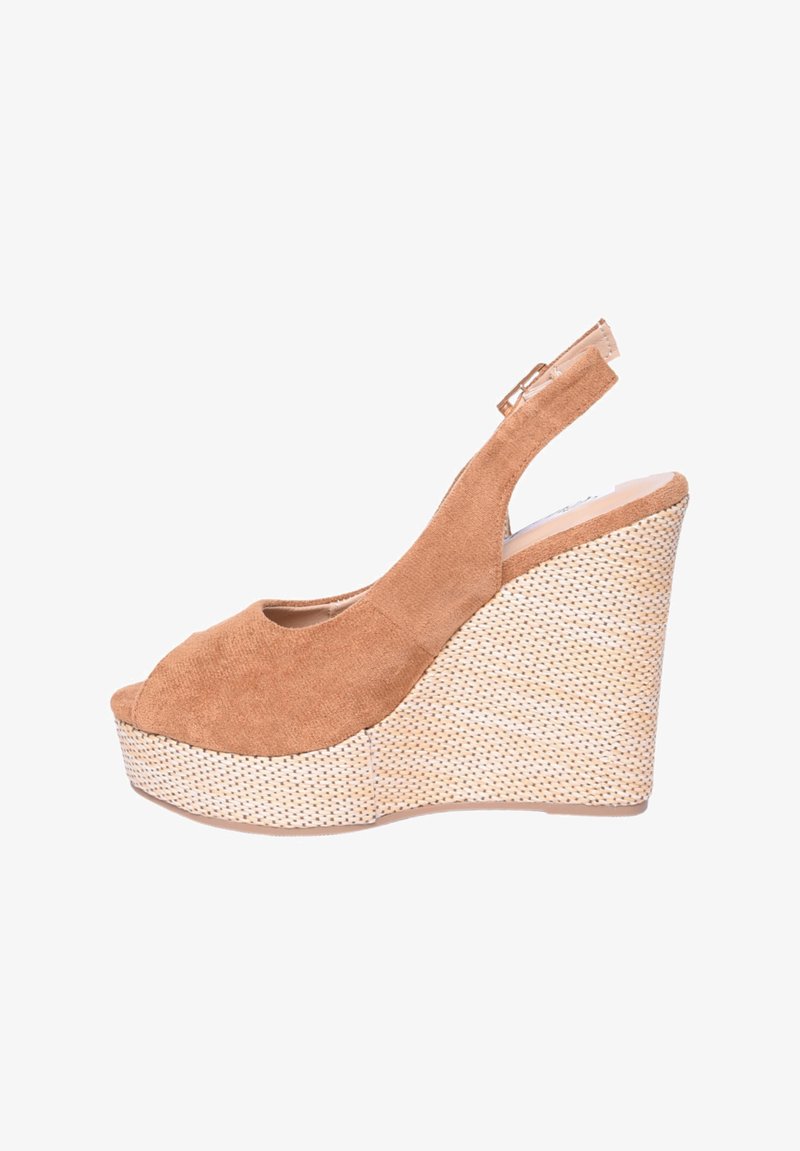 Sandalo wedge in suede marrone con design peep-toe e cinturino regolabile. Piattaforma intrecciata testurizzata, che offre un aspetto naturale e maggior altezza.