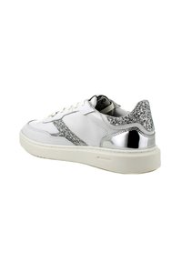 Witte sneaker met een glad leren bovenwerk, zilveren glitteraccenten, reflecterende hak en een dikke witte zool.