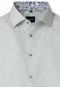 Gestreiftes grünfarbenes Hemd mit Button-Down-Kragen und einer blauen, floral gemusterten Innenseite. Die Knöpfe auf der Vorderseite sind rund und flach.