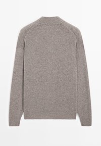 Szary dziany sweter z ryflowanym okrągłym dekoltem, długimi rękawami i teksturowanym wzorem. Posiada rękawy raglanowe oraz dopasowany pas.