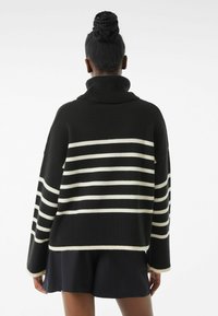 Bershka Stickad tröja - black