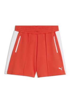 Røde atletikshorts med hvide sidepaneler, lynlåslommer, elastisk linning og en hvid Puma-logo på det nederste venstre ben.