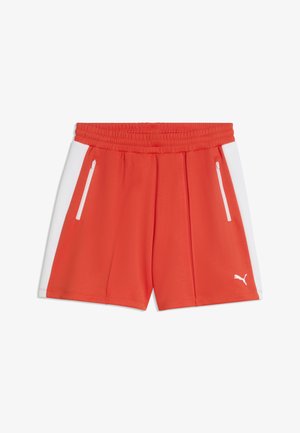 Czerwone spodenki sportowe z białymi bocznymi panelami, kieszeniami na zamek, elastycznym pasem i białym logo Puma na dolnej lewej nodze.