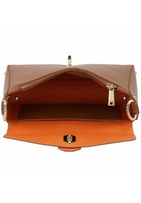 Sac à main en cuir marron avec une surface texturée, une fermeture éclair dorée et un intérieur orange vif. Comprend un fermoir magnétique et une poche intérieure.
