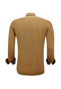 Langarmshirt van effen bruine stof, met een puntkraag, knoopmanchetten en contrasterende blauwe accenten op de binnenmanchetten.