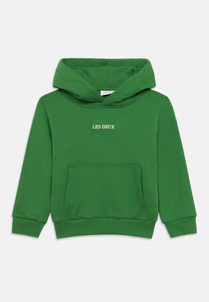 Sweat à capuche vert avec poche kangourou à l'avant et texte "LES DEUX" en blanc centré sur la poitrine.
