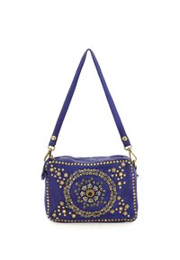 Borsa a tracolla in pelle viola con un design circolare di borchie, hardware dorato e una sola tracolla. Le decorazioni testurizzate esaltano i dettagli.