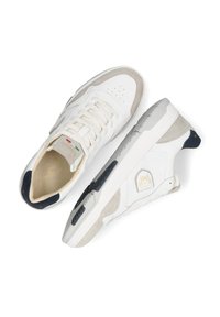 Sneaker bianche con accenti in suede beige, punta perforata, lacci piatti, suola in gomma testurizzata e dettaglio del logo dorato sul lato.