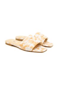 Twee platte slidesandalen met een tie-dye patroon in witte en zachte oranje tinten. Gevoerde banden en een gladde, platte zool van synthetisch materiaal.