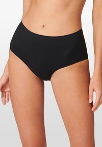Zwarte bikinionderkant met hoge taille, gemaakt van gladde stof. Heeft een eenvoudig ontwerp zonder patronen of metalen details. Biedt volledige bedekking.