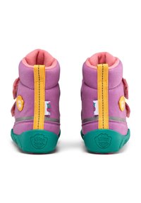 Paarse kinderlaarzen met roze accenten, klittenbandsluitingen, groene zolen en gele trek straps. Inclusief karakter patches en reflecterende details.