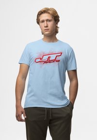Světle modré bavlněné tričko s červeným grafickým designem "JT Racing" a efektem rozstřiku. Krátké rukávy a kulatý výstřih.