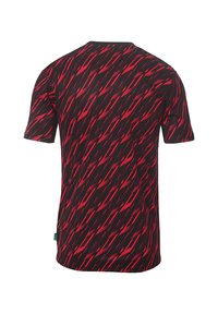 T-shirt noir à manches courtes avec un motif en zigzag rouge audacieux, en tissu léger et lisse. Aucune mention de marque visible.