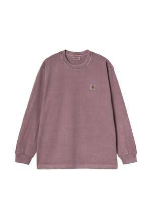 Długi rękaw bluzki Carhartt w kolorze przykurzonej malwy z okrągłym dekoltem i małą naszywką z logo po lewej stronie klatki piersiowej, rozłożona na białym tle.