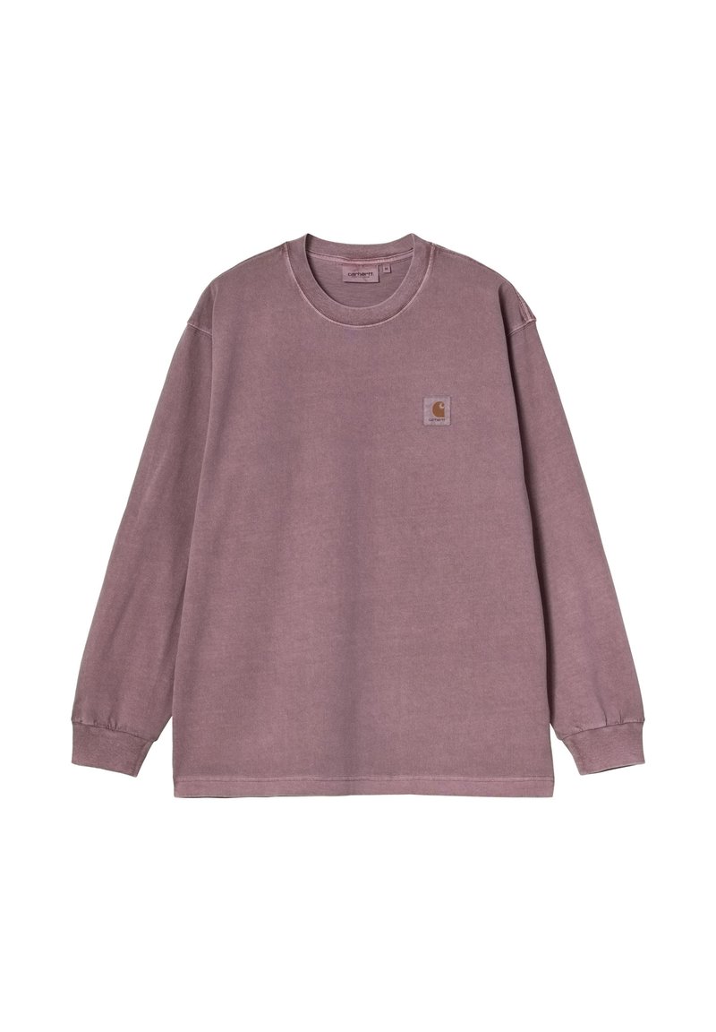 Długi rękaw bluzki Carhartt w kolorze przykurzonej malwy z okrągłym dekoltem i małą naszywką z logo po lewej stronie klatki piersiowej, rozłożona na białym tle.